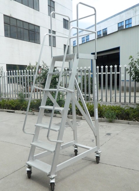 “鋁合金梯子，外面太危險(xiǎn)，室外壽命只能一年”